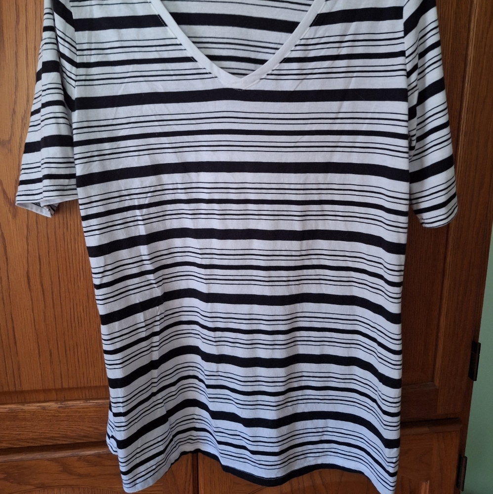 Lane Bryant Women's v neck shirt black white striped short sleeve size 1…